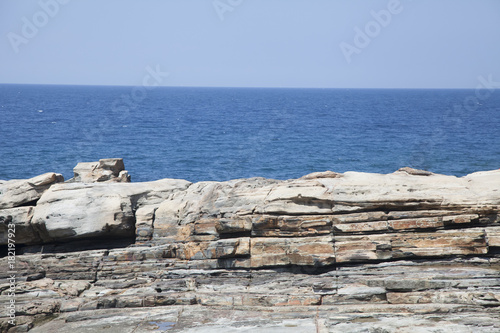 岩石海岸と海と空 © 35mmf2