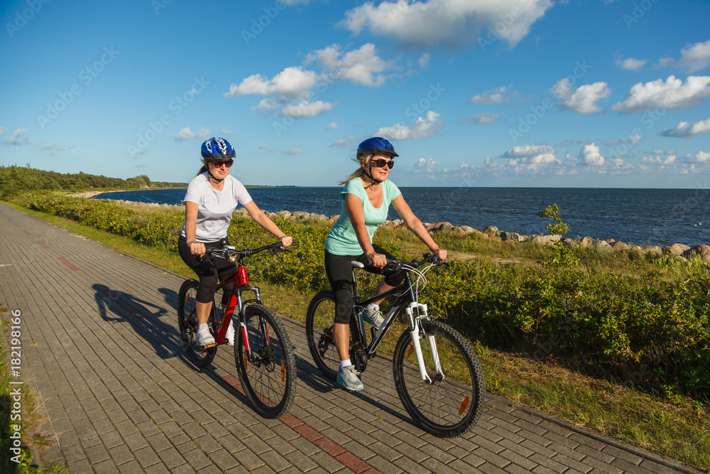 Fototapeta premium Women riding bicycles 