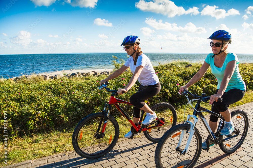 Fototapeta premium Women riding bicycles