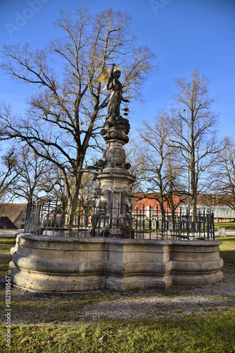 brunnen, kloster, neresheim, germany, statur,bauwerk, architektur, bildhauerei, alt, historisch, geschichte, religiom, christentum, engel, speer, waagschale, gold, anreisen, fremdenverkehr, herbst, ba photo