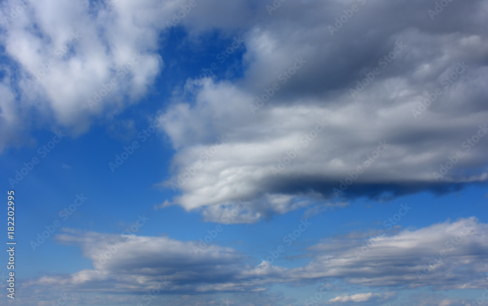  青空と雲「空想・雲のモンスターたち」（これから現れるもの、何が起きるのか、変化の途中などのイメージ）雲などに文字入れスペース