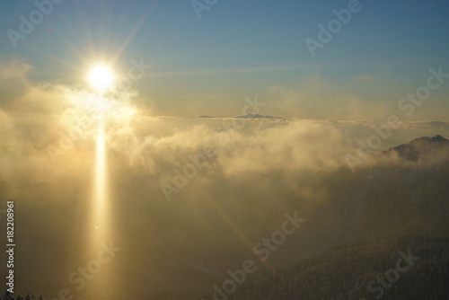 冷え込み厳しい一日の午後、暮れかかる太陽にダイヤモンドダストの柱、サンピラーが輝いています。