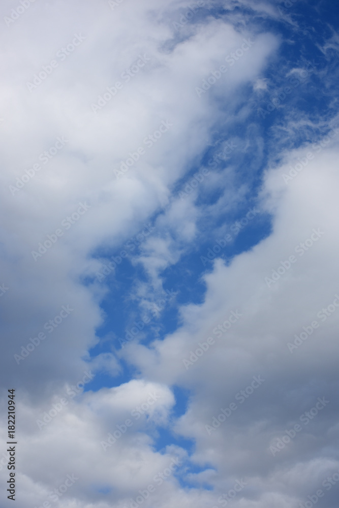 青空と雲「空想・雲のモンスターたち」(隙間に、間隙を縫う、間に挟まれて、心の隙間などのイメージ) 青空と雲「空想・雲のモンスターたち」(隙間に、間隙を縫う、間に挟まれて、心の隙間などのイメージ)