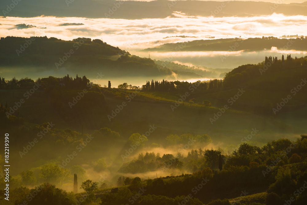 Obraz premium Dawn fog in the surroundings of San Gimignano. Tuscany, Italy