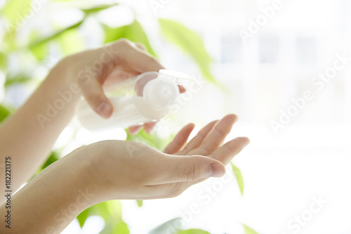 女性の手　スキンケア