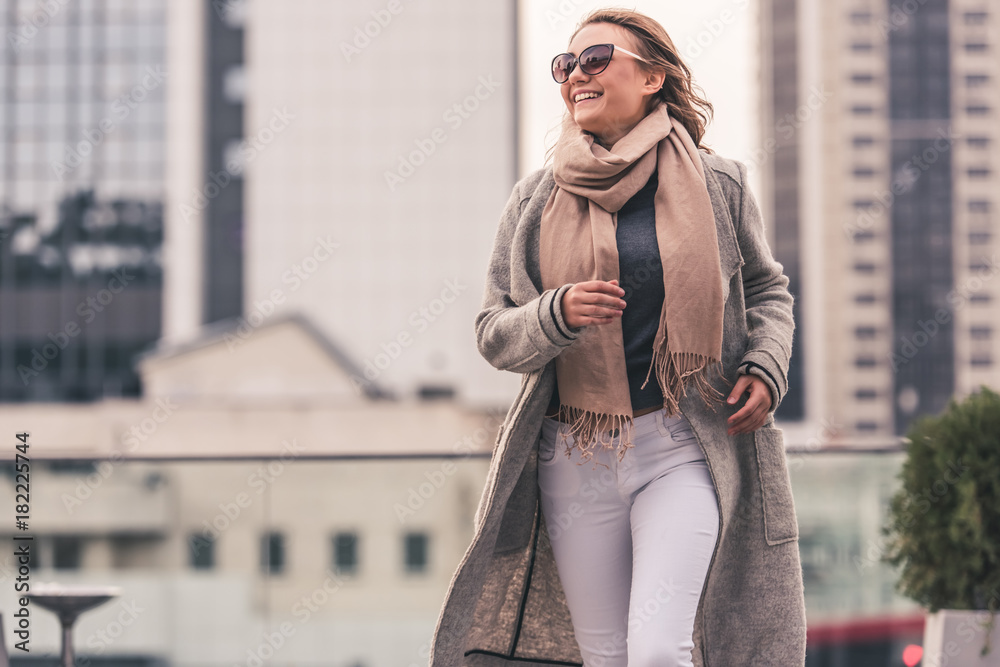 Obraz premium Beautiful girl in the city