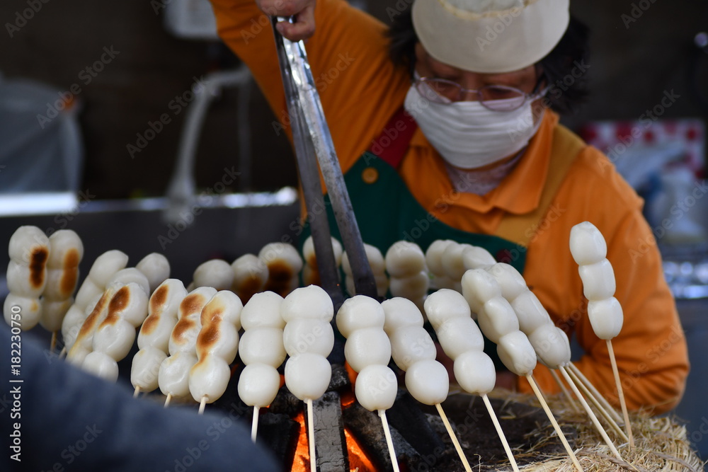団子を焼く女性