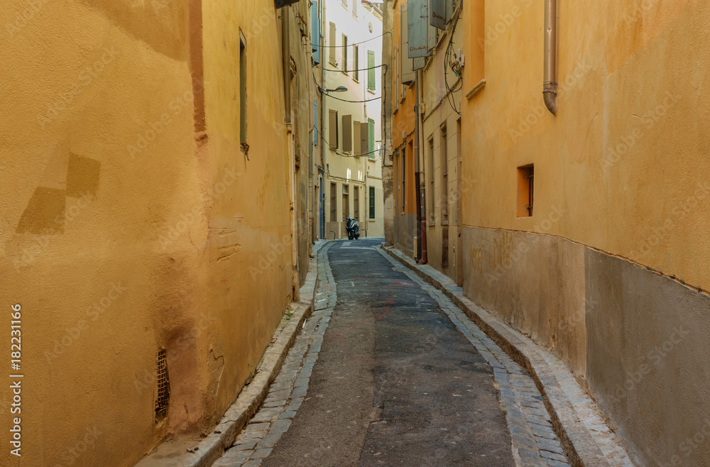A narrow street in the European city.