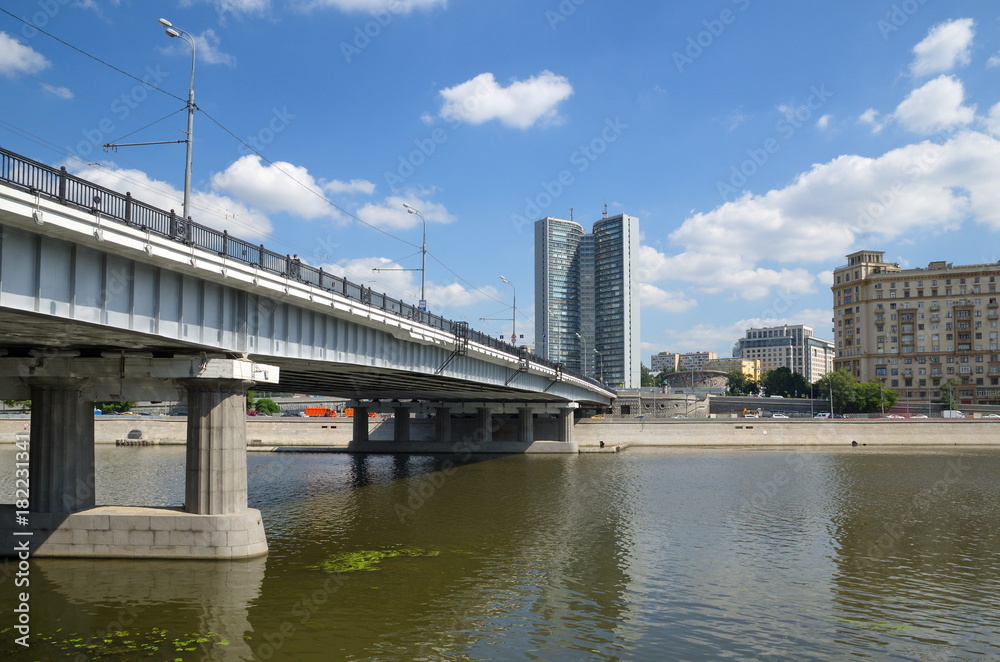 Obraz premium Summer view of Novoarbatsky bridge and the building of the Moscow Government, Moscow, Russia