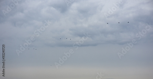 編隊飛行するヘリコプターと雲「雲の風景」
