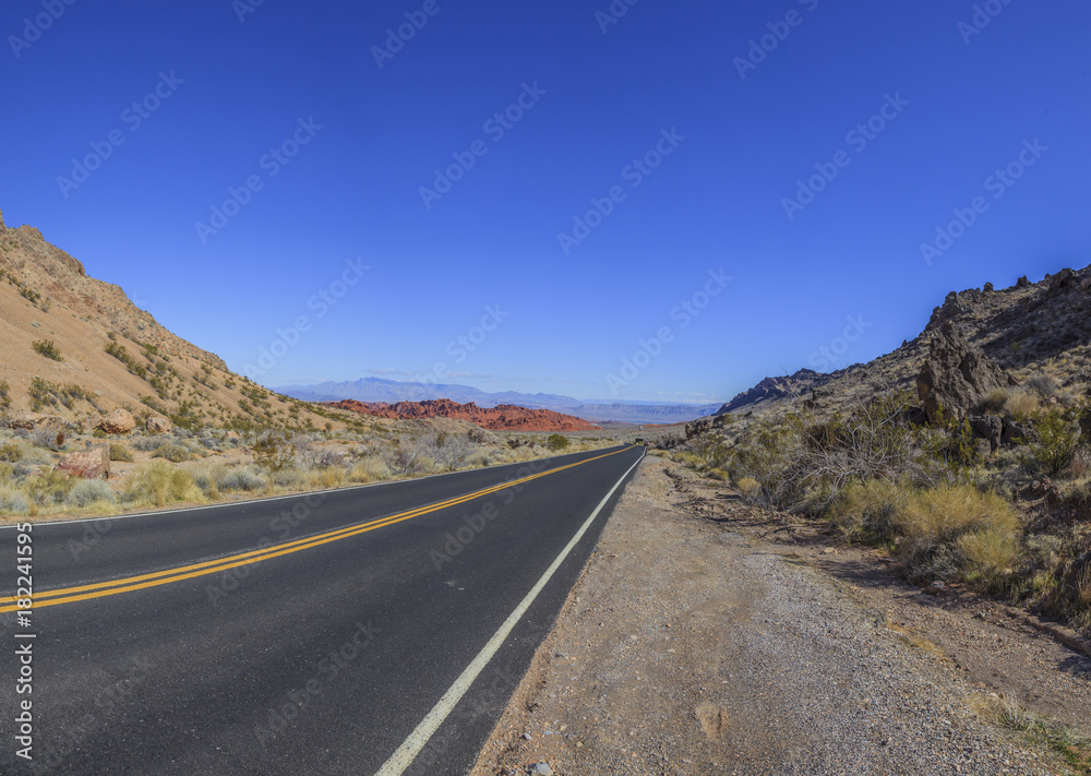 Aufnahme im Valley of Fire State Park in Nevada USA bei wolkenlosem blauen Himmel und mit leuchtend roten Felsformationen fotografiert nachmittags im Januar 2913