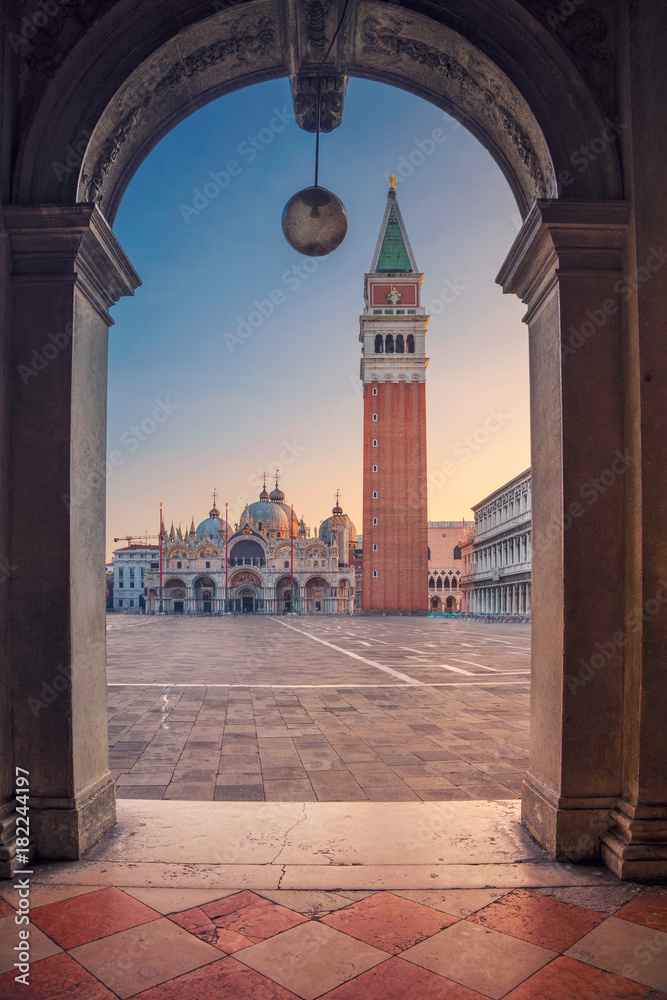 Naklejka premium Wenecja. Obraz pejzaż placu Świętego Marka w Wenecji podczas wschodu słońca.