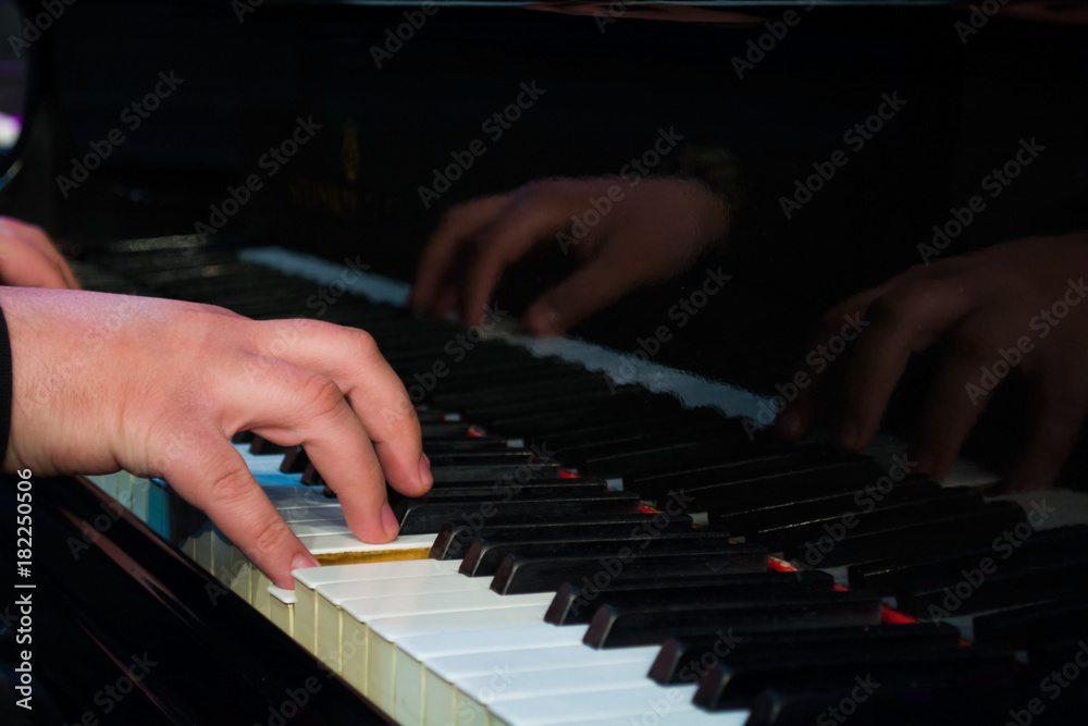 Obraz premium man playing piano