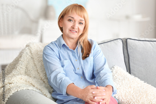 Beautiful mature woman sitt...
