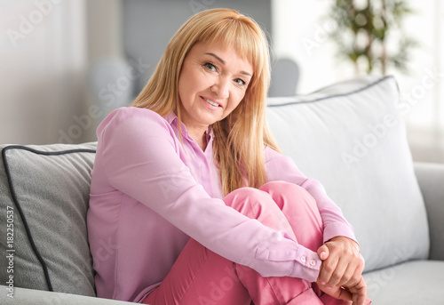 Beautiful mature woman sitt...