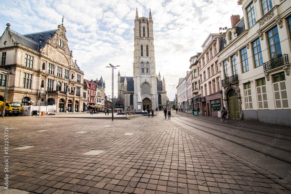 Obraz premium GHENT, BELGIA - listopada 2017: Architektura centrum Gandawy. Gandawa to średniowieczne miasto i punkt turystyczny w Belgii.