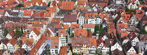 Krajobraz miasta Nordlingen w Niemczech, czerwone dachy domów photo