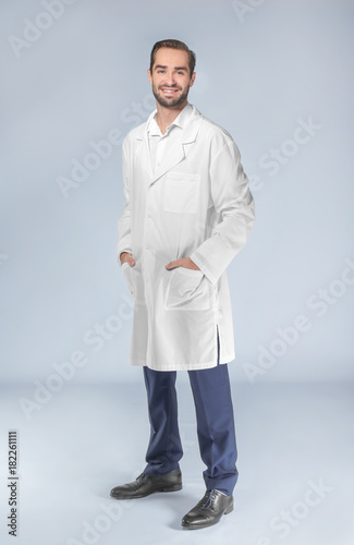 Young pharmacist on light b...