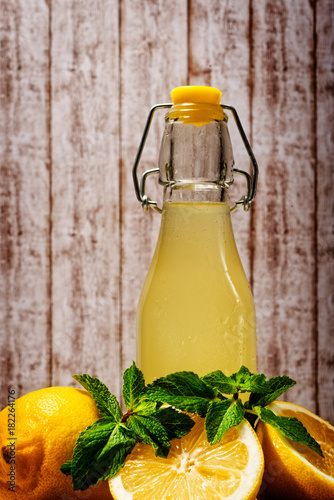 zitronenlimonade mit zitronen photo