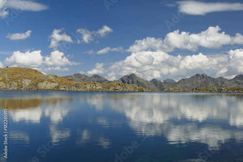 Spiegelung in einem Bergsee © gummibärchen