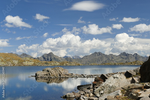 Bergsee in den Alpen photo