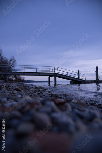 Die Brücke ins Wasser