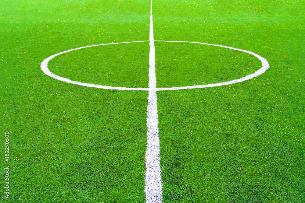 Obraz premium Perspective view of a central circle of green football field (background)