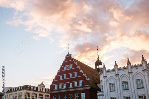Sonnenuntergang hinter dem roten Greifswalder Rathaus