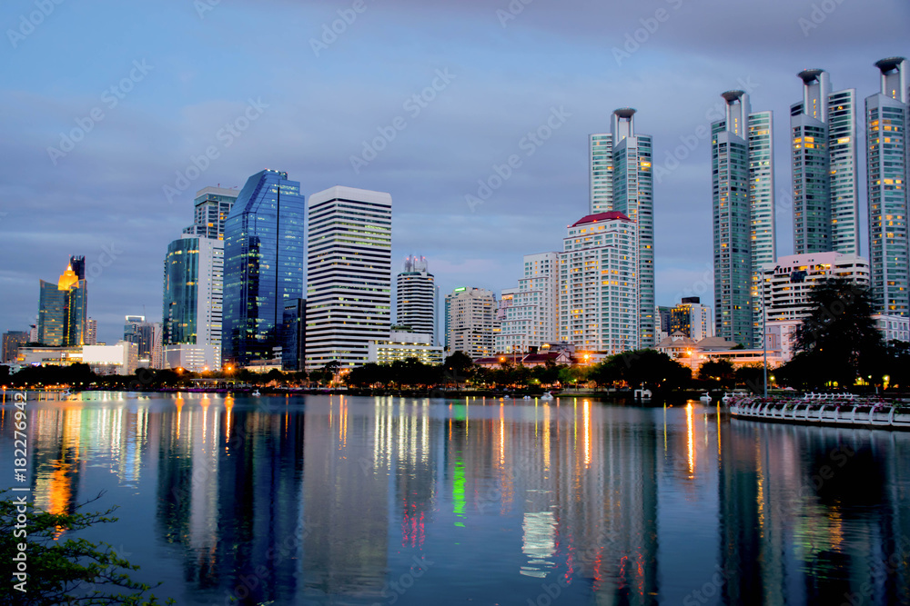 Fototapeta premium beauty cityscape of bangkok, construction tower