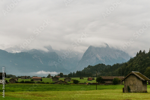 Blick auf Dörfer bei Garmisch-Partenkirchen - Bayrische Landschaft