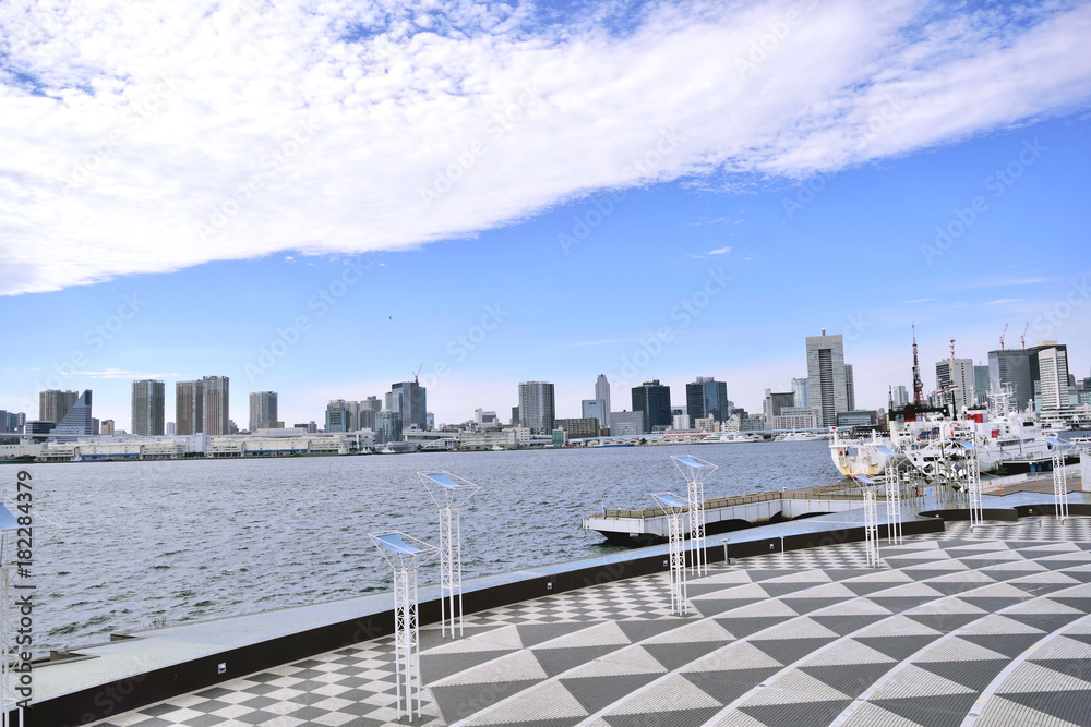 Naklejka premium 晴海埠頭 東京タワーとベイエリア