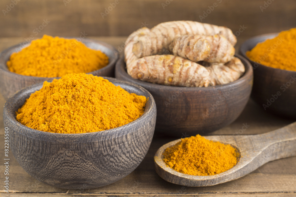 Roots and turmeric powder - Curcuma longa Roots and turmeric powder - Curcuma longa