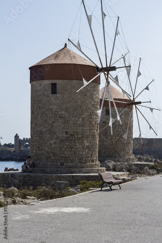 zdjęcie wiatraków na wyspie greckiej Rhodos