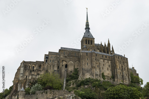 Der Mont St. Michel ist eine touristische Attraktion Frankreichs und gehört zum Unesco Weltkulturerbe. Die kleine Insel vor der Küste hat zwischen 30 und 40 Einwohner und ist bekannt für ihre Abtei.