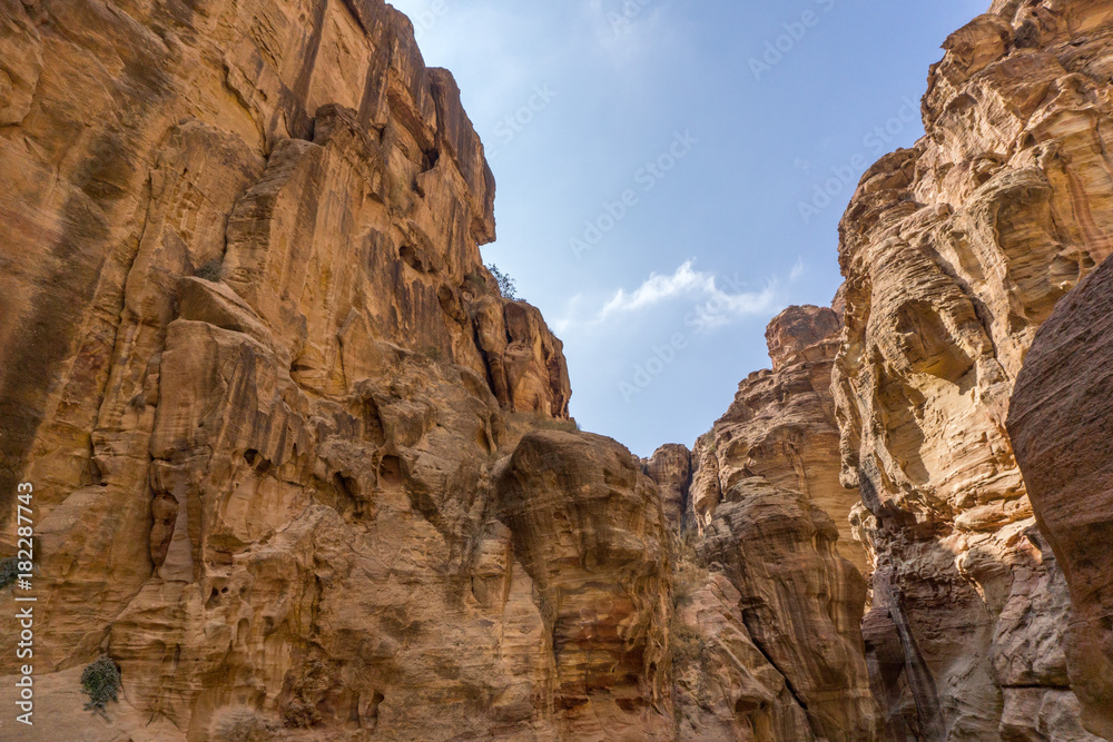 Fototapeta premium unique colorful rock formations in the nabatean city of Petra in Jordan