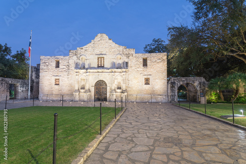 Schilderij op canvas The Alamo Mission in San Antonio is commonly called The Alamo and was originally known as Misión San Antonio de Valero
