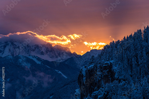 Berggipfel erleuchten unter den letzten Sonnenstrahlen © Jamrooferpix