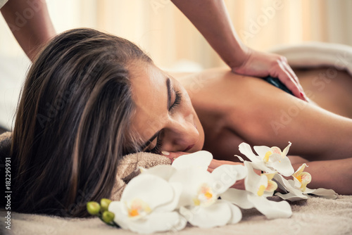 Frau bei hot stone Massage und Wellness