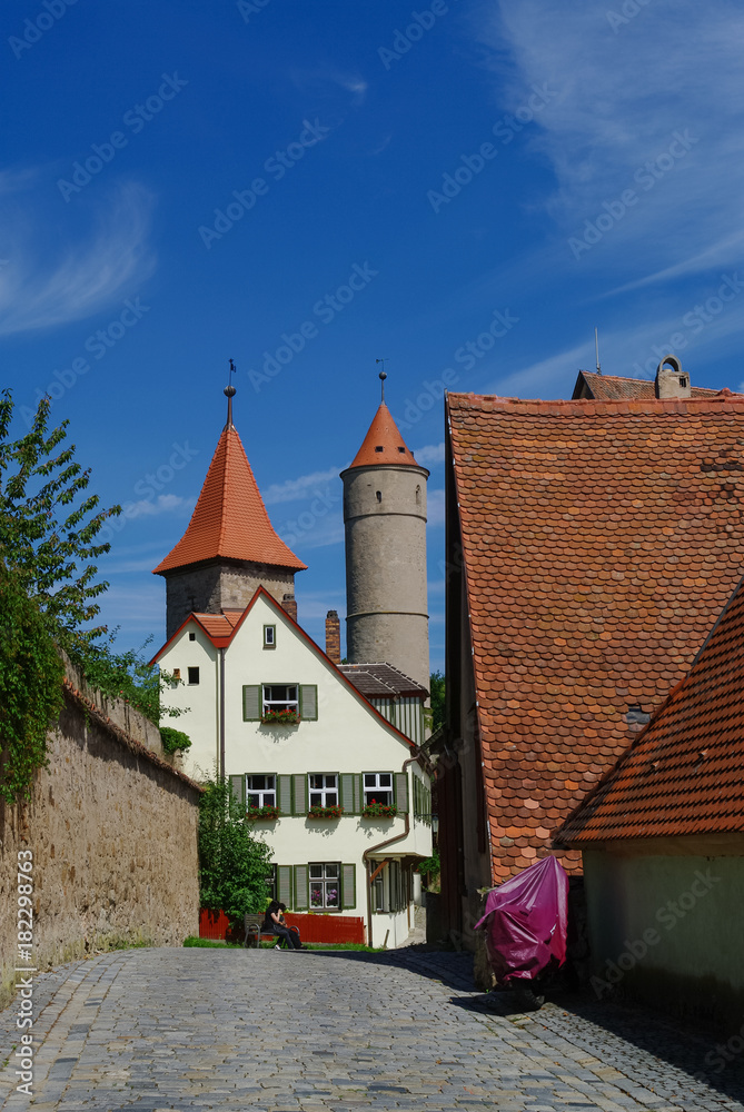 Obraz premium Street view of Dinkelsbuhl, one of the archetypal towns on the German Romantic Road with traditional frameworks ( Fachwerk ) house. Germany
