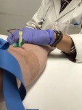 paciente realizando una extraccion de sangre