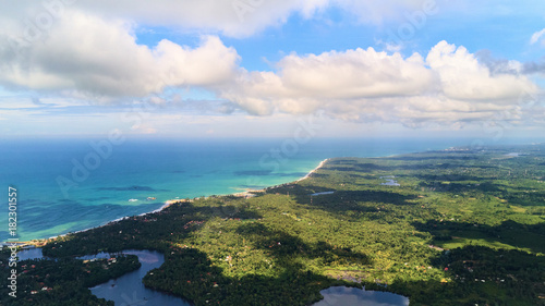 Φωτογραφία beautiful aerial shot of ocean coast and jungle side