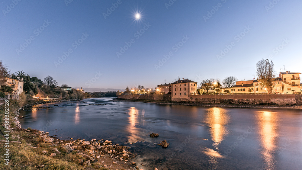 Obraz premium Pescantina by night, Adige river