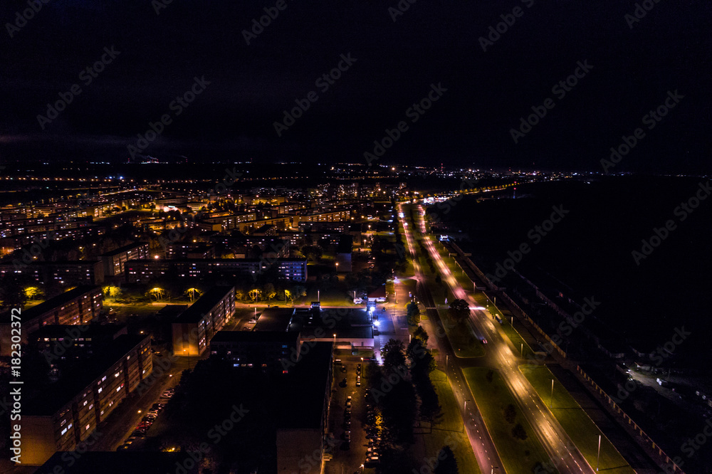 Obraz premium Aerial view of the city at night.