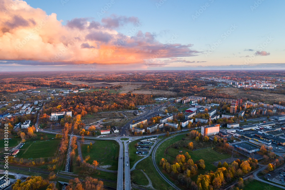Obraz premium Aerial view of the city at sunset. Beautiful autumn city landscape.