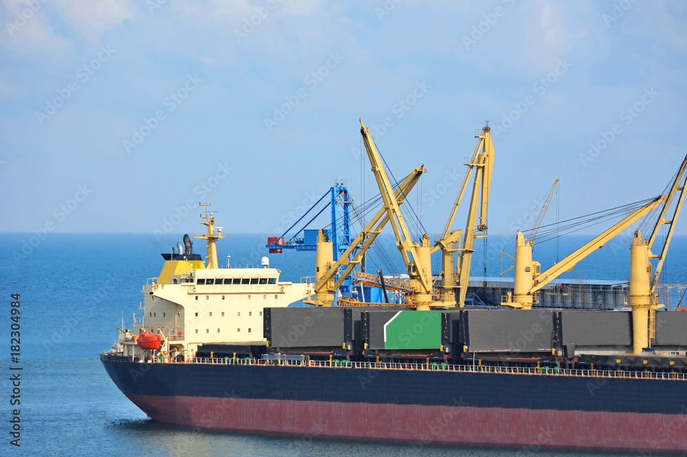 Fototapeta premium Bulk cargo ship under port crane