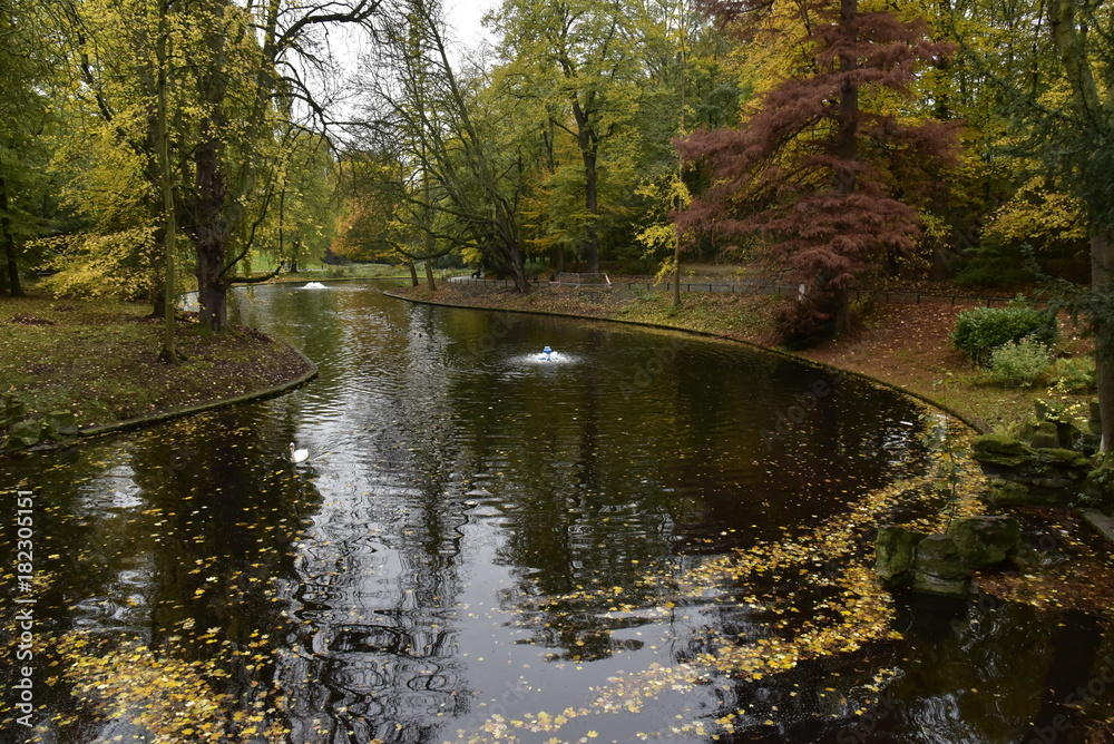 L'étang principal entouré de végétation luxuriante en automne au parc Josaphat à Schaerbeek L'étang principal entouré de végétation luxuriante en automne au parc Josaphat à Schaerbeek