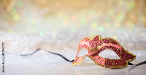 Obraz na plátně Pink carnival mask on bokeh background