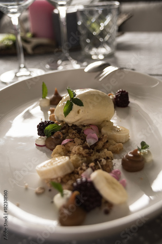 Bananen Split mit Tonkabohnen Crumble und Vanilleeis