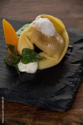 Ravioli mit Milchschaum