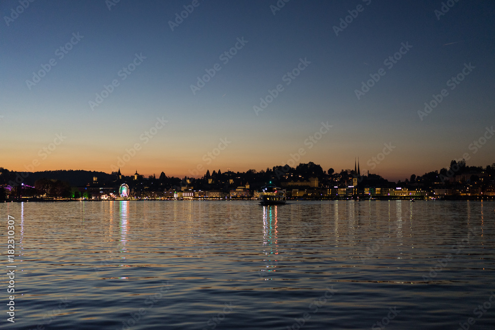 Obraz premium sunset at lake lucerne with city panorama and water reflection popular tourist destination in switzerland